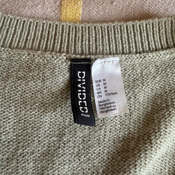 H&M Sage V-Neck Sweater - Picture 4 of 4